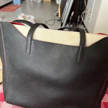 FURLA 블랙과 빨간색 핸드백