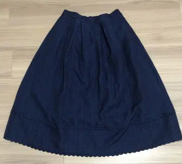 새상품급 Chesty 네이비 허리밴딩 종아리 기장 플레어 스커트