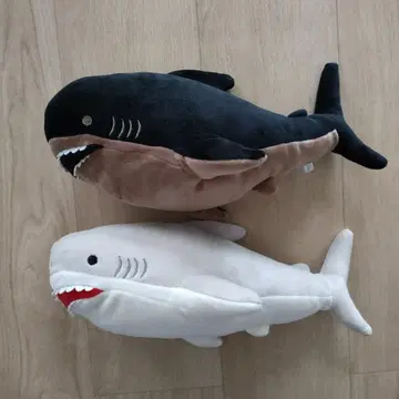 그레이와 블랙 상어 봉제 인형 2개