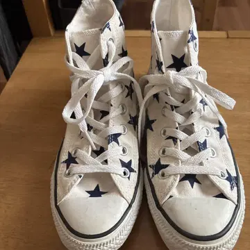 ALL STAR 화이트 베이스에 파란 별 패턴 하이컷 스니커즈