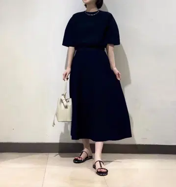 네이비 칠부 소매 상의와 플레어 스커트 세트