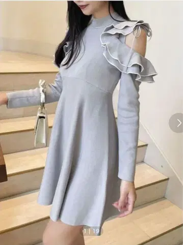 더즈린 오픈 숄더 니트 미니 원피스