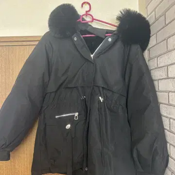 후드 부착 블랙 다운 자켓