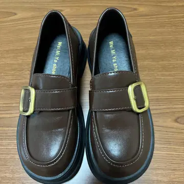 브라운 버클 로퍼