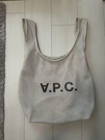 A.P.C. 메쉬 백