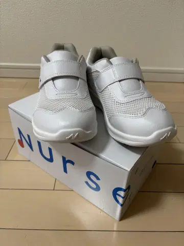 Nurse 메쉬 스니커즈 24.0cm 화이트