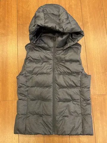 UNIQLO 후드 부착 그레이 퀼팅 다운 베스트