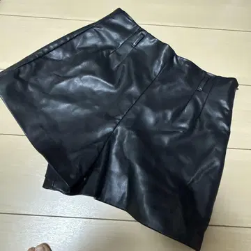 ZARA 블랙 가죽 숏팬츠