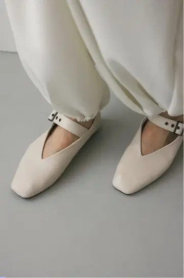 STYLEMIXER V 커팅 멜리 제인 S 아이보리