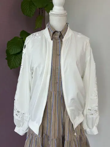 미사용! 새상품 한정판 1명 화이트 레이스 장식 봄버 자켓 긴팔