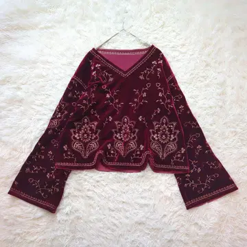 새상품급 Freada 프리다 벨로아 자수 V넥 풀오버 보르도 24AW
