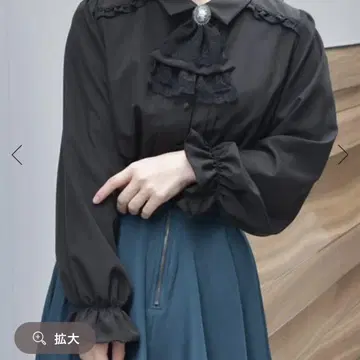 엑시즈팜 브로치 포함 블랙 블라우스