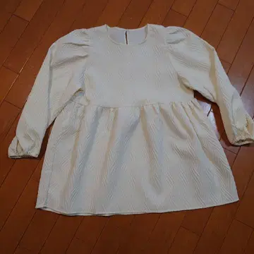 아이보리 플레어 실루엣 셔츠