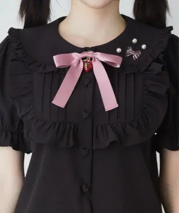앙크루즈 리본 스트로베리 퍼프 블라우스 블랙