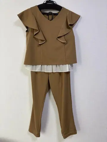브라운 프릴 V넥 셋업