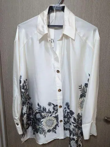 택 포함 미사용 새상품 ZARA 꽃무늬 자수 긴팔 셔츠