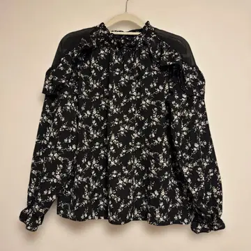 프릴 달린 블랙 플라워 무늬 긴팔 블라우스