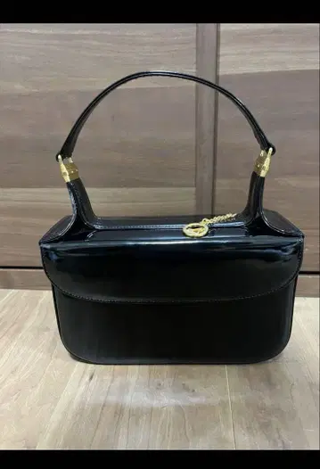 새상품급 긴자 카네마츠 에나멜 백