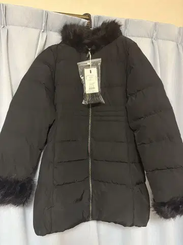 퍼 달린 블랙 다운 자켓