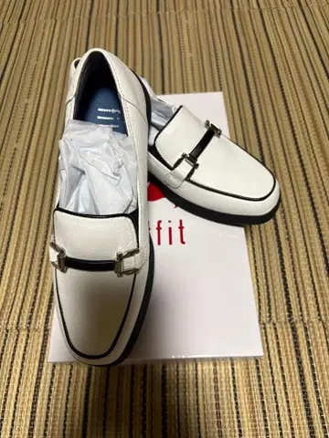 fitfit 화이트 로퍼 금장 장식 포함