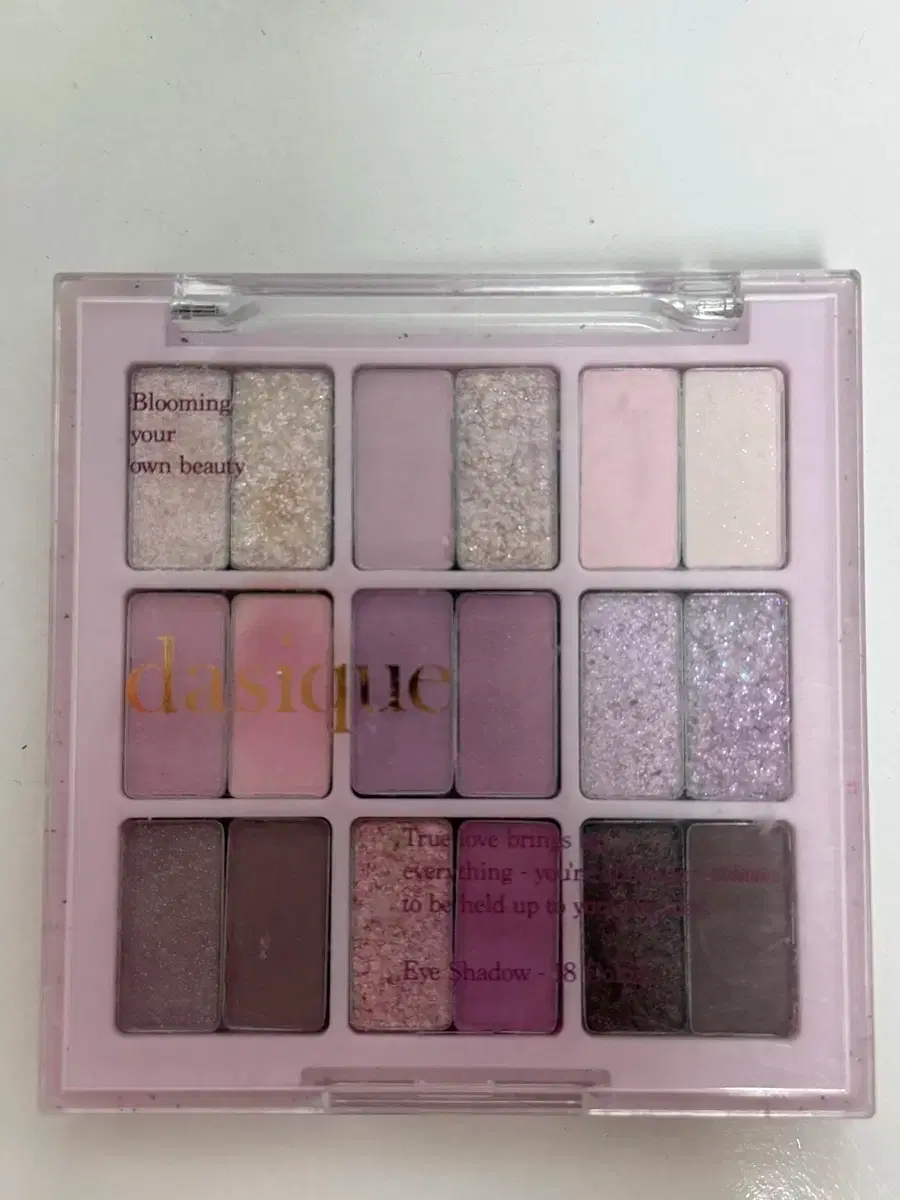 Dasique 18 Vari Smoothie Shadow Palette