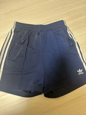 adidas 네이비 숏팬츠 M 사이즈