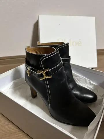 끌로에 블랙 가죽 부티 부츠