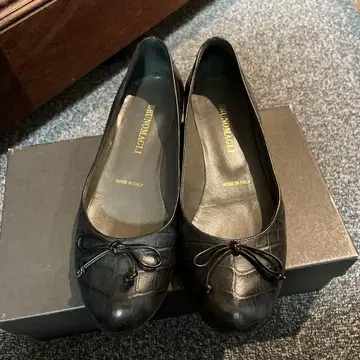 BRUNO MAGLI 블루노마리 악어 엠보싱 플랫슈즈 23cm