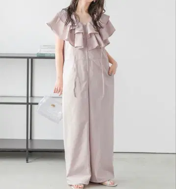 프릴 달린 옅은 핑크 올인원