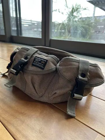 ALPHA INDUSTRIES 메쉬 바디백 베이지 웨스트 파우치