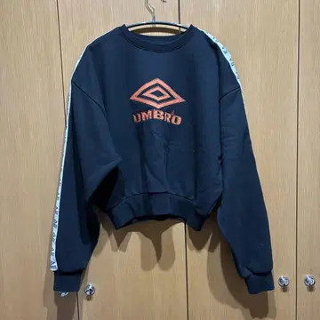 UMBRO MOUSSY 블랙 크롭 맨투맨