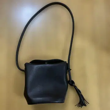 셀렉 모카 블랙 태슬 숄더백