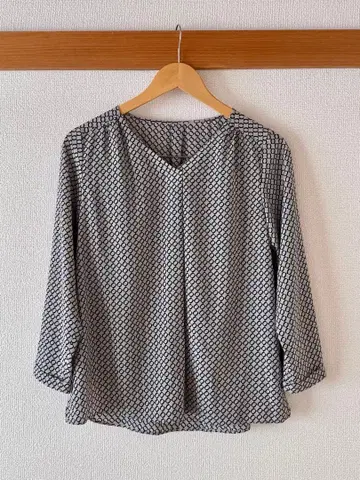 기하학 패턴의 V넥 긴팔 셔츠