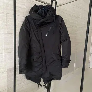 후드 부착 블랙 다운 자켓