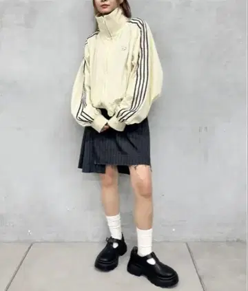 후즈후 갤러리 식스엠 그레이 스트라이프 플리츠 스커트