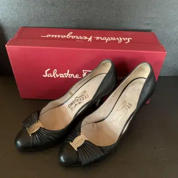 Ferragamo 블랙 가죽 하이힐