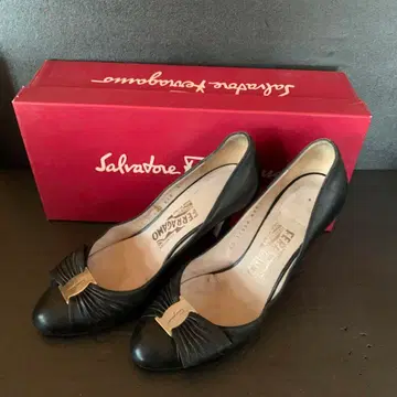 4 페라가모 블랙 가죽 하이힐