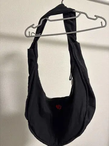 하트 자수 블랙 숄더백 KAOYORINAKAMI라는 브랜드입니다.