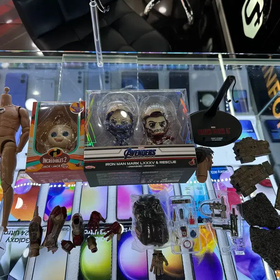 Hot Toys remaining accessories, all bulk clearance sale.