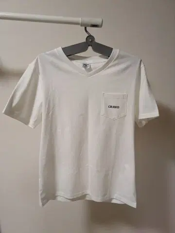CRAWD 화이트 V넥 티셔츠 M 사이즈