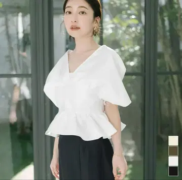 미사용 새상품 딥 V넥 크롭 프릴 상의