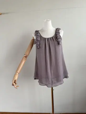 프릴 장식 슬리브리스 상의 그레이