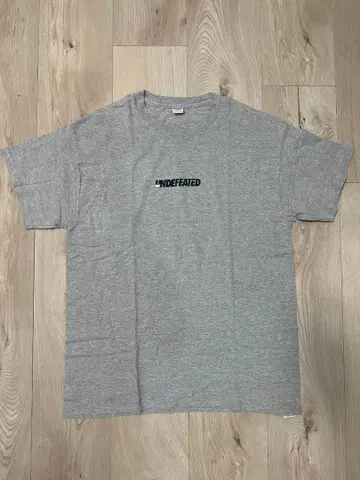 UNDEFEATED 그레이 홀로그램 T셔츠 L 사이즈