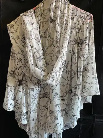 HEAVEN AND EARTH 크로스 스컬 스톨 포함 블라우스