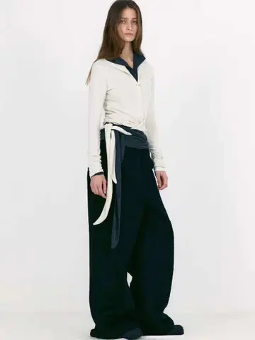 Low Classic 아이보리 하이넥 긴팔 상의