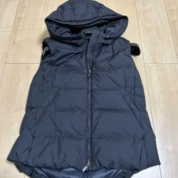 UNTITLED 후드 부착 블랙 다운 베스트