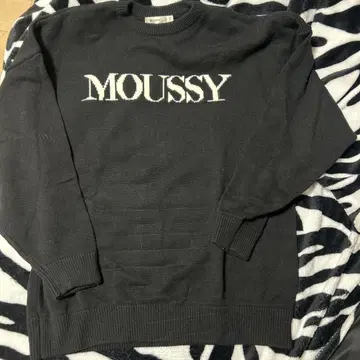 MOUSSY 블랙 니트 스웨터 로고