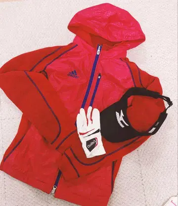 adidas 빨간색 아우터, 미즈노 바이저 등