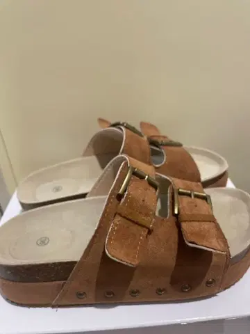 차오패닉 브라운 스웨이드 샌들