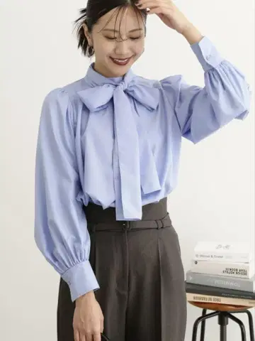 N 내추럴 뷰티 베이직 리본 타이 볼륨 블라우스